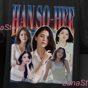 Könnte beinhalten: Schwarzes Unisex-T-Shirt mit einer Grafik von Han So-hee und ihrem Namen in einem Farbverlauf. Das Shirt enthält das Lana Story-Logo und die Worte "Limitless Creativity".