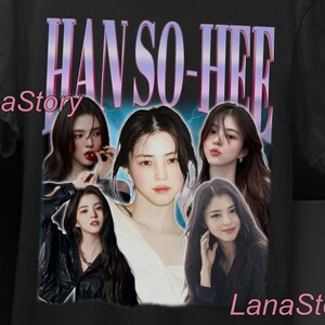 Könnte beinhalten: Schwarzes Unisex-T-Shirt mit einer Grafik von Han So-hee und ihrem Namen in einer Retro-Schriftart. Das Shirt zeigt mehrere Bilder der Schauspielerin. Der Text "UNISEX T-SHIRT" steht oben.