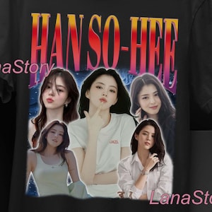 Könnte beinhalten: Schwarzes Unisex-T-Shirt mit einer Grafik von Han So-hee und ihrem Namen in einem Retro-Schriftzug. Das Shirt enthält mehrere Bilder der Schauspielerin. Die Worte "UNISEX T-SHIRT" sind oben aufgedruckt.