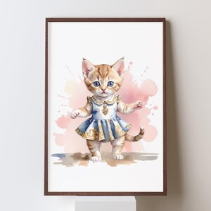 Può includere: Un dipinto ad acquerello di un adorabile gattino tabby arancione che indossa un vestito blu e oro. Il gattino è in piedi su uno sfondo ad acquerello rosa.