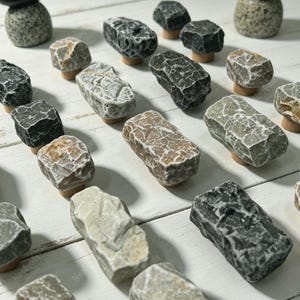 Tirador de armario de piedra caliza veteada natural, tirador de cajón de piedra en bruto, oscuro o claro, 2 tamaños.