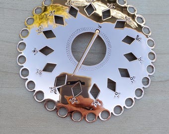 Broche de cobre de 7,6 cm con recortes en forma de diamante y borde festoneado.