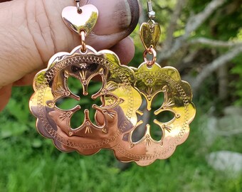 Boucles d'oreilles en cuivre de 2 3/4 po. avec découpes de fleurs et décorations en forme de coeur