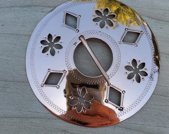 Broche de cobre de 6,35 cm con flores y piercings de diamantes.