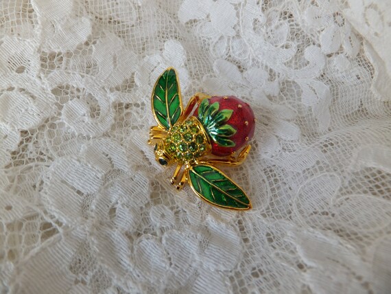 Vintage Joan Rivers Strawberry Bee Brooch Gold Ton