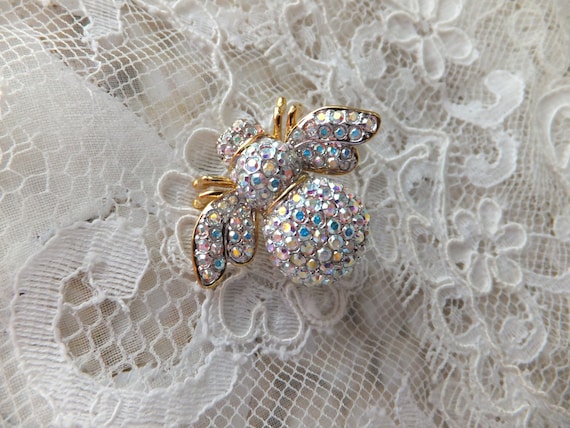 Vintage Joan Rivers WINNER Bee Brooch Gold Tone AB