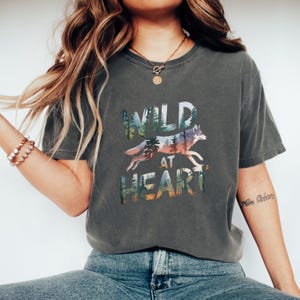 Chemise confort couleurs loup forêt silhouette aventure randonnée sauvage au coeur t-shirt graphique amoureux de la nature cadeau pour elle exploratrice en plein air unisexe