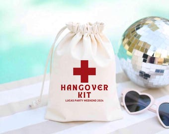 Puede incluir: Bolsa de tela blanca con una cruz roja y el texto "Hangover Kit" y "Lucas Party Weekend 2024".