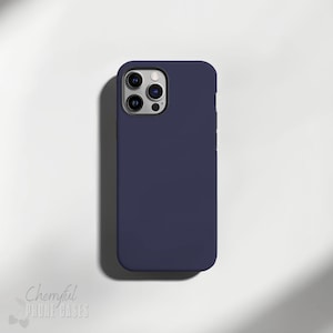 Puede incluir: Una funda de teléfono azul oscuro para un iPhone con una protuberancia de cámara.
