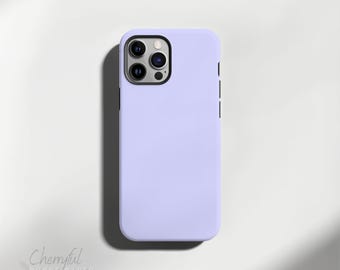 Puede incluir: Una funda de teléfono lavanda con un módulo de cámara negro y botones laterales negros. La funda es de color liso y tiene el texto "Cheryful PHONE CASES" en una fuente cursiva en la parte inferior izquierda.