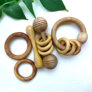プレミアムニームウッド歯固め＆ラトル – 5個セット | 高品質、天然素材のベビーエッセンシャル
