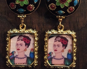 Pendientes Frida Kahlo: Moneda de esmalte floral negro, colgante dorado