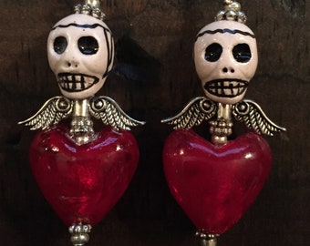 Aretes de calavera de azúcar del Día de Muertos: calavera de cerámica y corazón de vidrio rojo