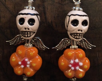 E. BARNES - Aretes de calavera de azúcar con flor de caléndula naranja y tono plateado del Día de los Muertos