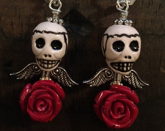 Aretes de calavera de azúcar del Día de Muertos: Calavera de cerámica, rosa roja