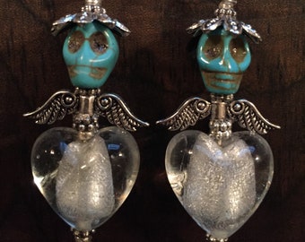 Aretes de calavera de azúcar del Día de Muertos: Calaveras de cerámica color turquesa con corazones de vidrio