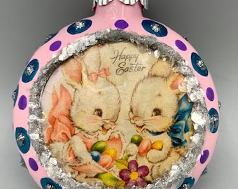 Adorno de Pascua pintado a mano: conejitos, huevos coloridos y detalles brillantes.