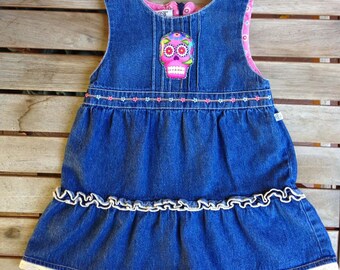 Vestido vaquero reciclado OshKosh (24 meses): Calavera de azúcar, ribete de encaje