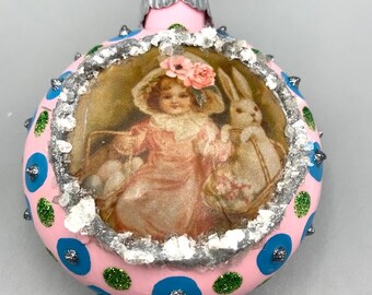 Adorno de Pascua pintado a mano: niña, conejito y huevos de colores
