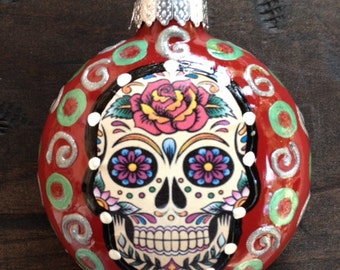 Adorno redondo plano de cristal de calavera de azúcar del Día de los Muertos de 7,6 cm - Rojo