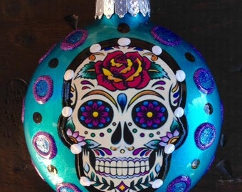 Adorno redondo plano de cristal de calavera de azúcar del Día de los Muertos de 7,6 cm - Verde azulado