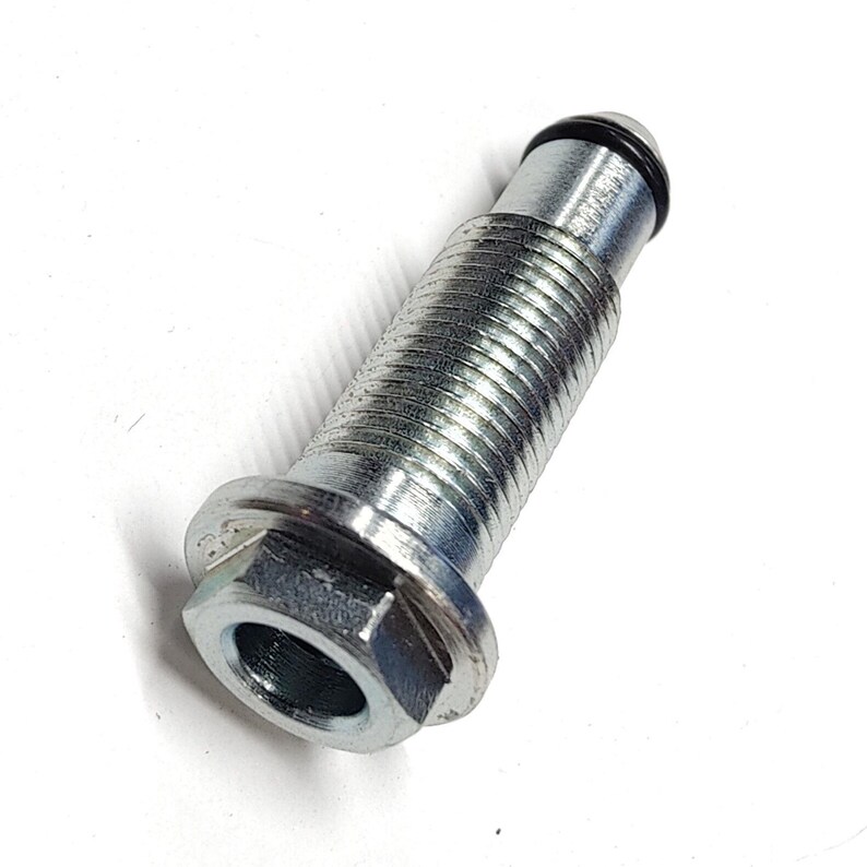 Puede incluir: Un perno roscado de color plateado con una cabeza hexagonal y una junta t&oacute;rica de goma negra. El perno tiene un cuerpo cil&iacute;ndrico con una serie de crestas. La cabeza del perno tiene forma hexagonal. El perno est&aacute; dise&ntilde;ado para aplicaciones mec&aacute;nicas.