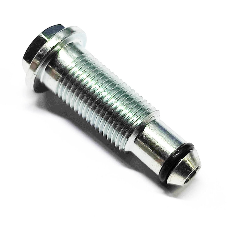 Puede incluir: Primer plano de un perno de metal plateado con cabeza hexagonal y v&aacute;stago roscado. El perno tiene una secci&oacute;n cil&iacute;ndrica lisa cerca del extremo y una junta t&oacute;rica de goma negra. El perno est&aacute; ligeramente inclinado, sobre fondo blanco.