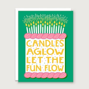 Bolo de aniversário com velas acesas