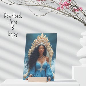 Puede incluir: Una ilustración digital de una mujer con piel marrón oscura que lleva un vestido azul y una corona hecha de conchas y perlas. Está sentada en un trono con un fondo azul y blanco.