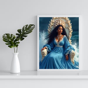 Puede incluir: Una mujer con el pelo largo y negro lleva un vestido azul y una corona de conchas. Está sentada en un trono hecho de conchas, rodeada de olas del océano.