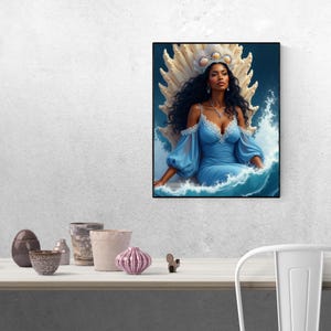 Puede incluir: Una mujer con cabello castaño oscuro y una corona de conchas marinas se sienta en un gran trono de conchas marinas. Lleva un vestido azul claro con un corpiño de encaje y un collar de perlas. El fondo es un océano azul con olas blancas.