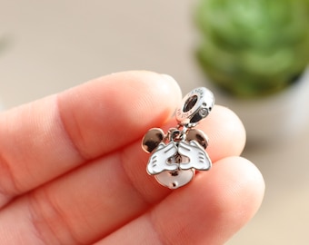 Charm de dibujos animados tímidos con manos de ratón en plata 925