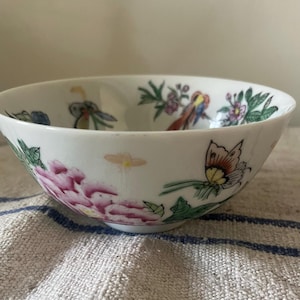 Famille Rose Design Asian Decorative Bowl
