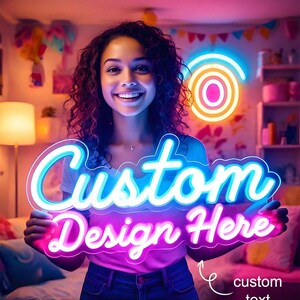 Può includere: Una donna sorride mentre tiene in mano un'insegna al neon con la scritta "Custom Design Here". L'insegna ha un gradiente blu e rosa, con un cerchio al neon abbinato sullo sfondo. La stanza è illuminata da luci colorate.