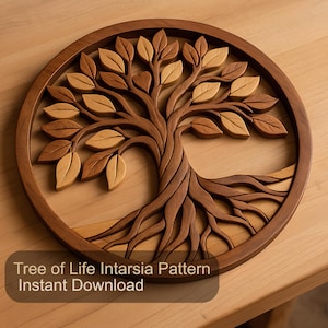 Puede incluir: Patrón de marquetería de madera del Árbol de la Vida, con un diseño detallado de árbol y hojas en tonos marrones y beige. El árbol está enmarcado en un círculo. El texto "Tree of Life Intarsia Pattern Instant Download" es visible.