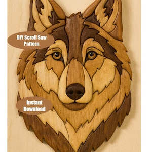 Pode incluir: Escultura de cabeça de lobo em madeira, feita com várias tonalidades de castanho. A obra de arte apresenta detalhes nos olhos, nariz e padrões de pelo. O texto na imagem diz "DIY Scroll Saw Pattern" e "Instant Download".