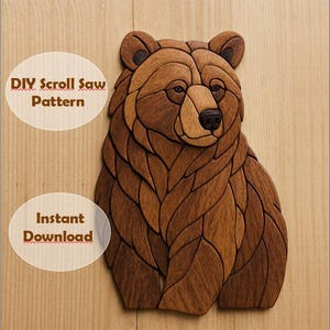 Puede incluir: Patr&oacute;n de sierra de calar de bricolaje - Oso. Un patr&oacute;n de descarga digital para un oso de madera, con detalles intrincados y una apariencia realista. El oso es marr&oacute;n y tiene una cara detallada.
