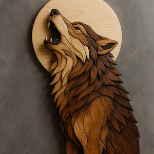 Peut inclure: Une œuvre d'art murale en bois représentant un loup hurlant devant un fond circulaire. Le loup est fabriqué à partir de bois en couches, présentant différentes nuances de brun. L'œuvre est montée sur un fond gris, créant un contraste saisissant.