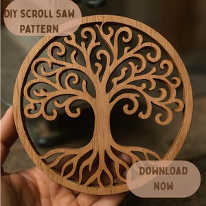 Puede incluir: Un posavasos redondo de madera clara con un diseño de árbol de la vida, cortado con sierra de calar. El posavasos es de color marrón claro y presenta el texto "DIY SCROLL SAW PATTERN" y "DOWNLOAD NOW".