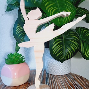Classical dancer in spruce wood - Original handcrafted decoration - Handmade sculpture - Gift idea for dancer or ballet enthusiast