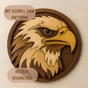 Puede incluir: Se muestra una cabeza de águila de madera, un patrón de sierra de calar DIY. El águila está hecha de varias tonalidades de madera, incluyendo marrones claros y oscuros y beige. El texto "DIY SCROLL SAW PATTERN" e "INSTANT DOWNLOAD" son visibles.