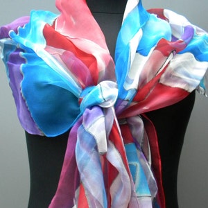 Blauw rood witte driekleurige sjaal. Handgeschilderde abstracte chiffon sjaal in rood, blauw, wit en paars met een elegant ontwerp. OOAK cadeau voor haar
