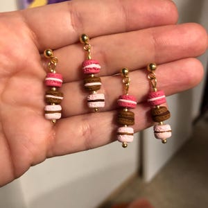 Pendientes de macaron diminutos: joyería de postre de arcilla polimérica con tachuelas de oro.