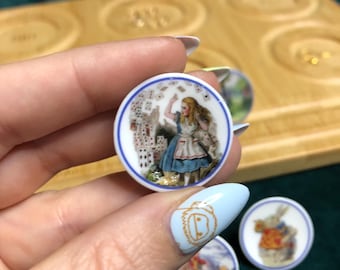 Broszka „Alicja w Krainie Czarów” – Miniaturowe przypinki z porcelanowych talerzyków, Biżuteria literacka