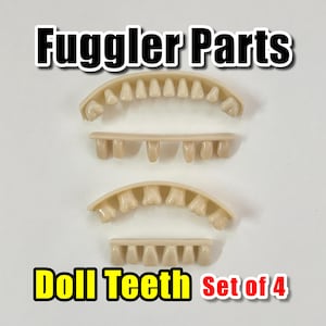 Puede incluir: Un conjunto de cuatro piezas de dientes de muñeca de plástico beige dispuestas en dos filas curvas y dos rectas. El texto Fuggler Parts y Doll Teeth Set of 4 está impreso en letras negras y rojas sobre y debajo de las piezas dentales.