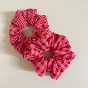Różowo-czerwona gumka do włosów w kratkę gingham