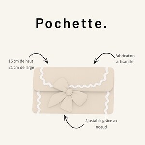 Puede incluir: Un letrero de madera r&uacute;stico blanco con la palabra "Welcome" escrita a mano. El letrero tiene un aspecto envejecido y un elemento floral decorativo. El fondo es una textura de madera borrosa.