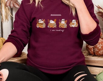 Sudadera Ghost Reading Stack / Sudadera de cuello redondo con ilustración de fantasmas leyendo, ideal para amantes de los libros. Regalo perfecto para el otoño.