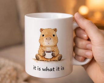 Taza "Es lo que es" • Taza de capibara • Taza divertida con la que te identificarás • Regalo para personas agotadas • Regalo para introvertidos • Regalo de apoyo emocional
