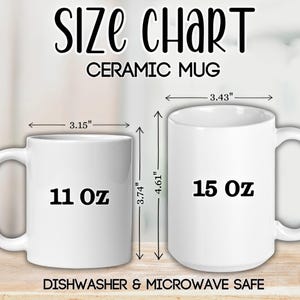 Puede incluir: Una tabla de tallas para tazas de cer&aacute;mica. La tabla muestra dos tazas blancas, una etiquetada como "11 Oz" y la otra como "15 Oz". Las medidas se dan en cm: 8,0 cm de ancho, 9,5 cm de alto y 11,7 cm de alto, y 8,7 cm de ancho. El texto "Dishwasher & Microwave Safe" est&aacute; en la parte inferior.